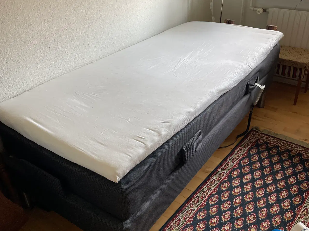 Billede 1 - Elevationsseng med kraftig madras