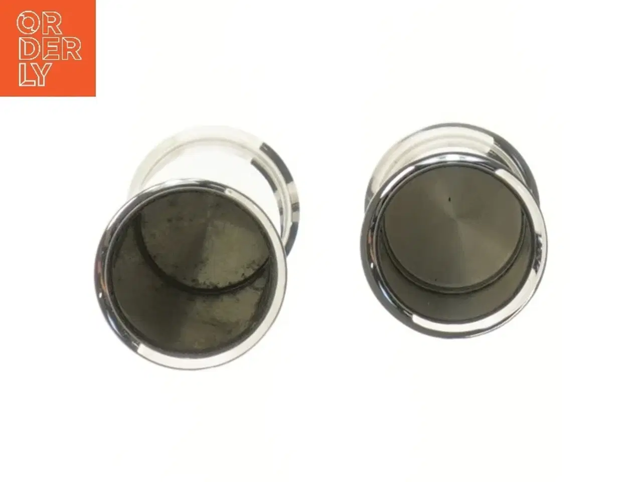 Billede 3 - To lysestager i metal (str. 9 og 15 cm)