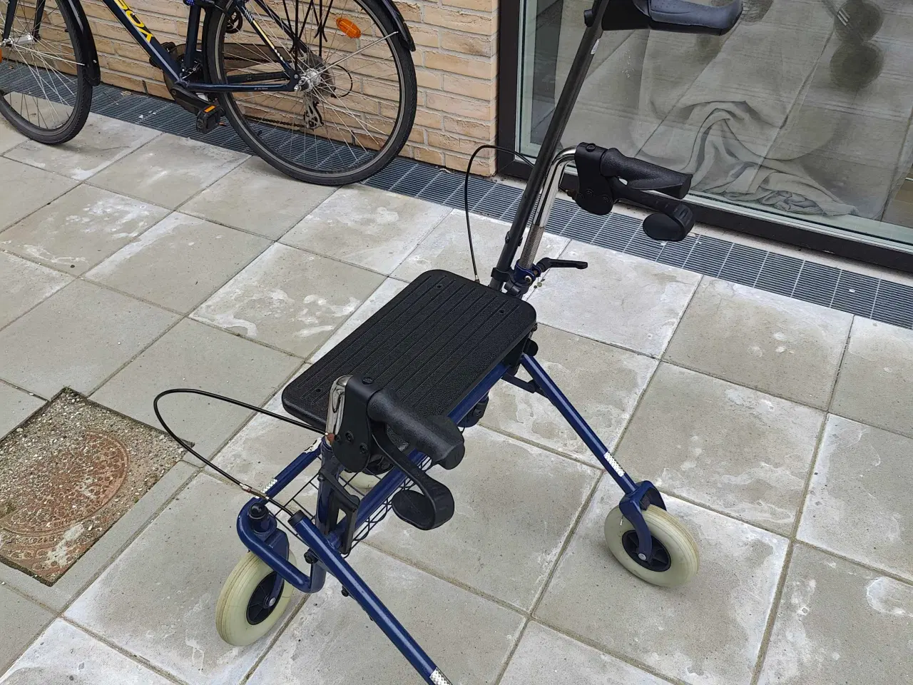 Billede 3 - Hjælpe rollator med krykke