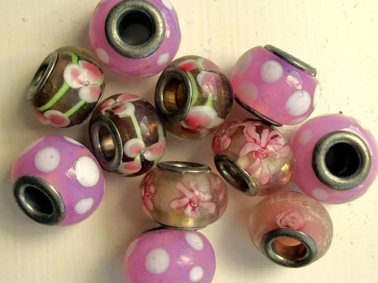 Billede 1 - Lyserøde glaskugler til charm-armbånd