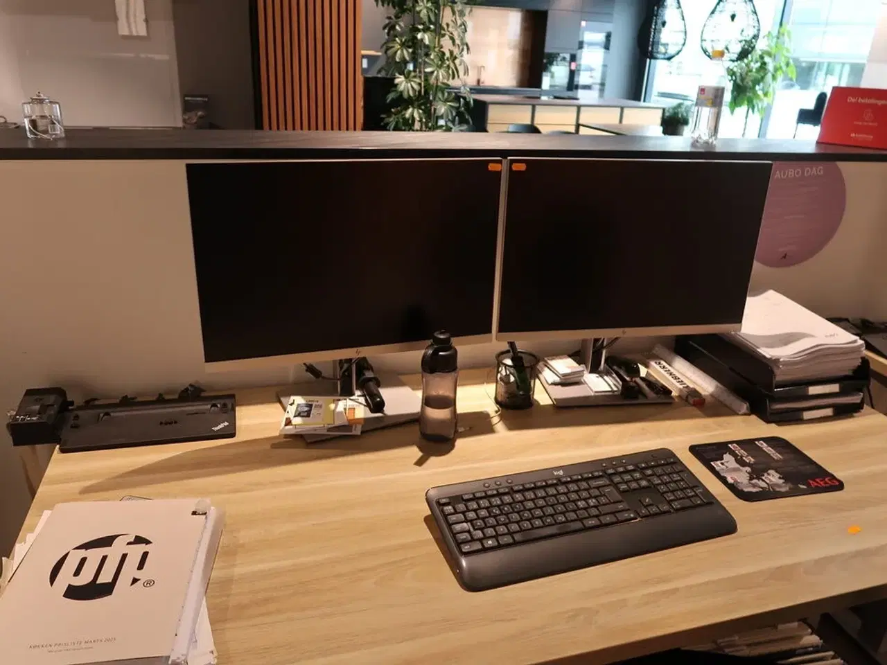 Billede 1 - 2 stk. computerskærme HP E234i med tastatur og dockingstation