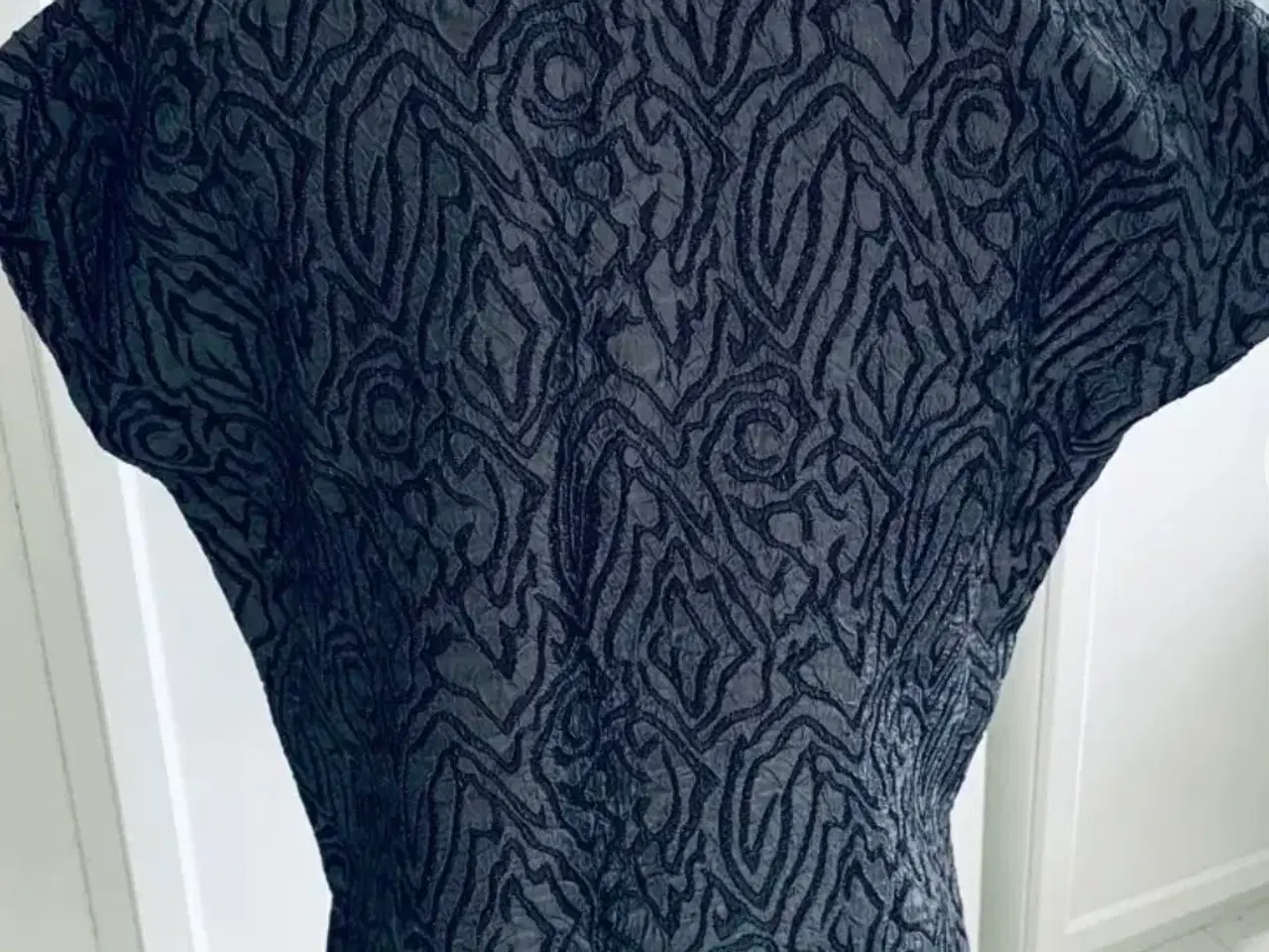 Billede 3 - T-shirt i mørk grå, flot stof 