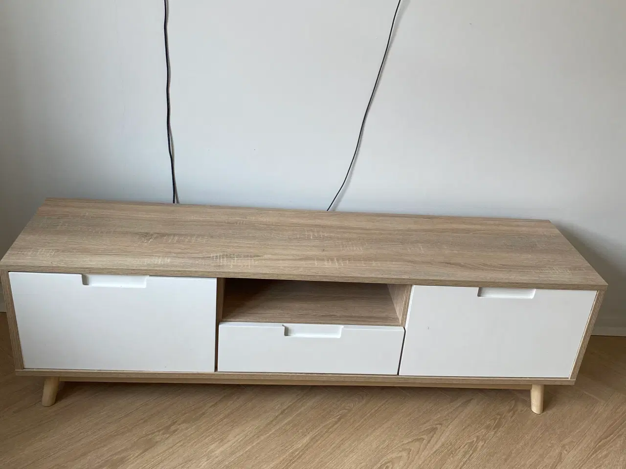 Billede 2 - TV bord i laminat 