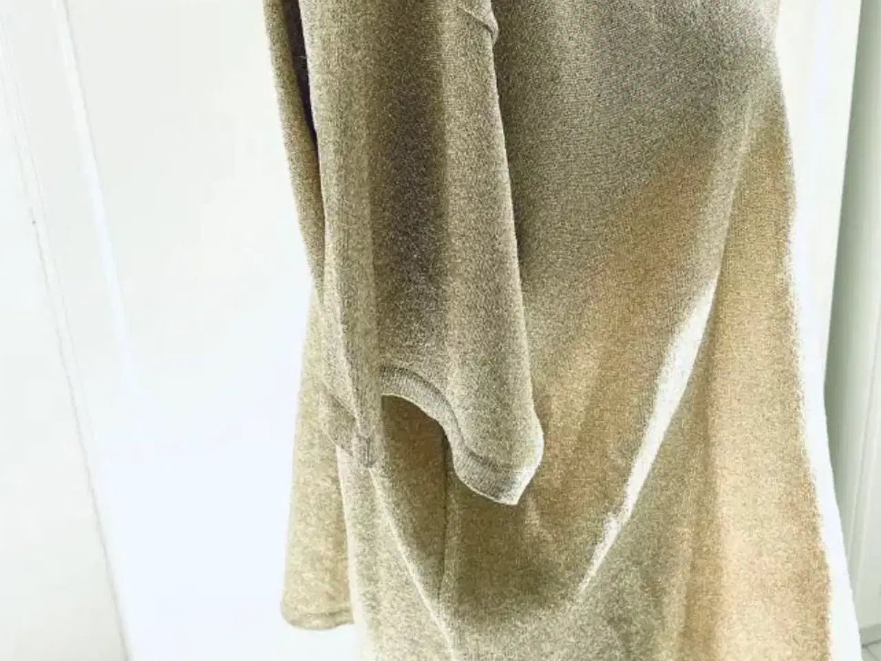Billede 4 - Lene sand t-shirt i guldglimmer