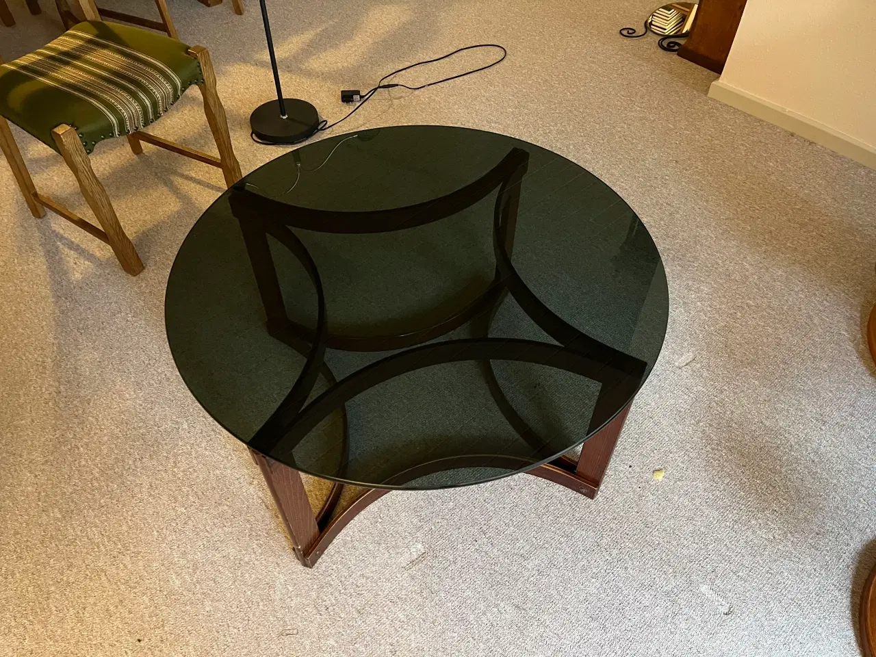 Billede 1 - Sofabord med stel i mørkt træ og tonet glasplade.