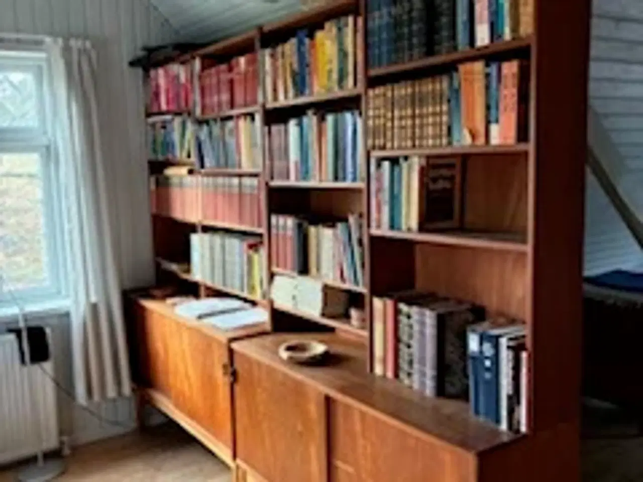 Billede 3 - 2 teak reoler samlet 2000,- kr.