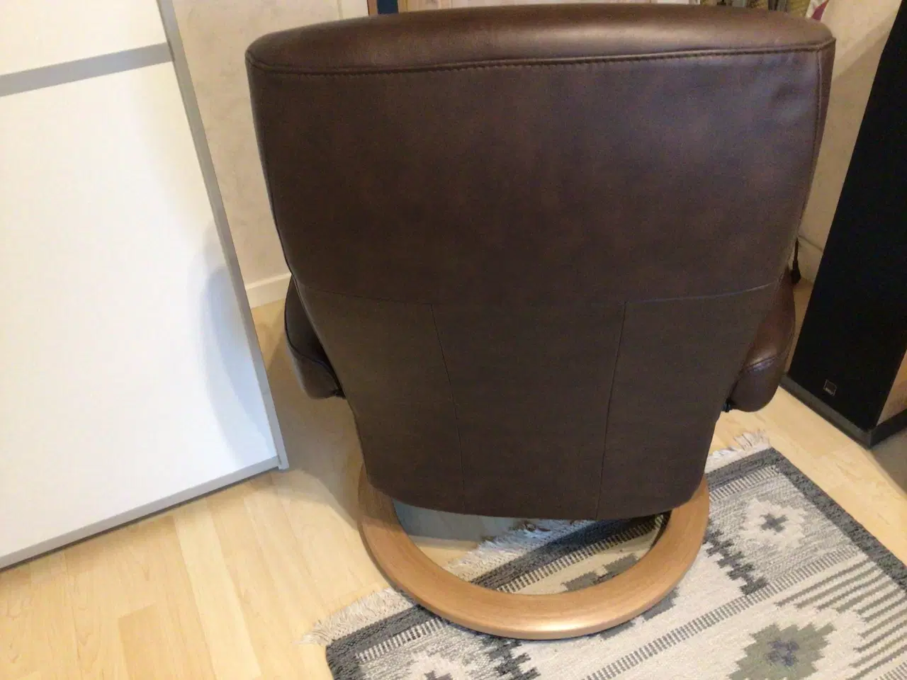 Billede 10 - 4 år gl Stressless stol m/elektronisk skammel