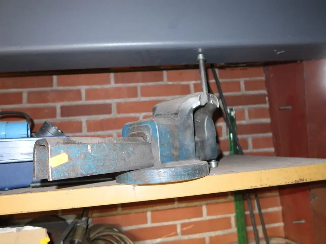 Billede 2 - Skruestik samt div. Værktøj