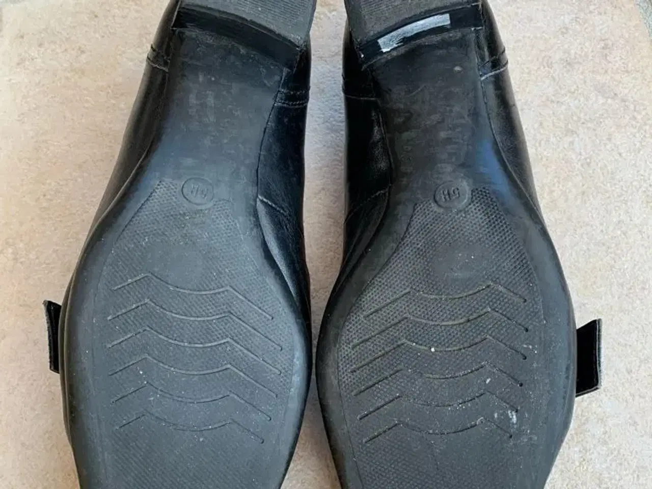 Billede 4 - Sorte sko med hæl str. 5