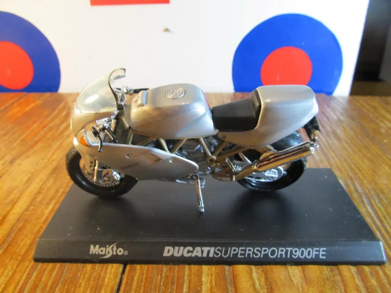 Billede 2 - Modelmotorcykel, skala 1:18