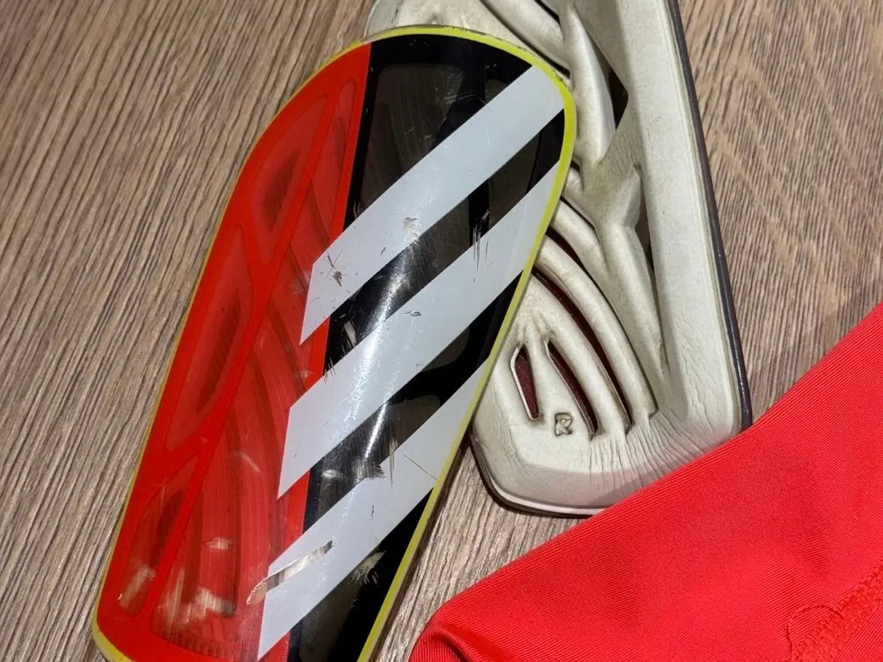 Billede 2 - Adidas benskinner
