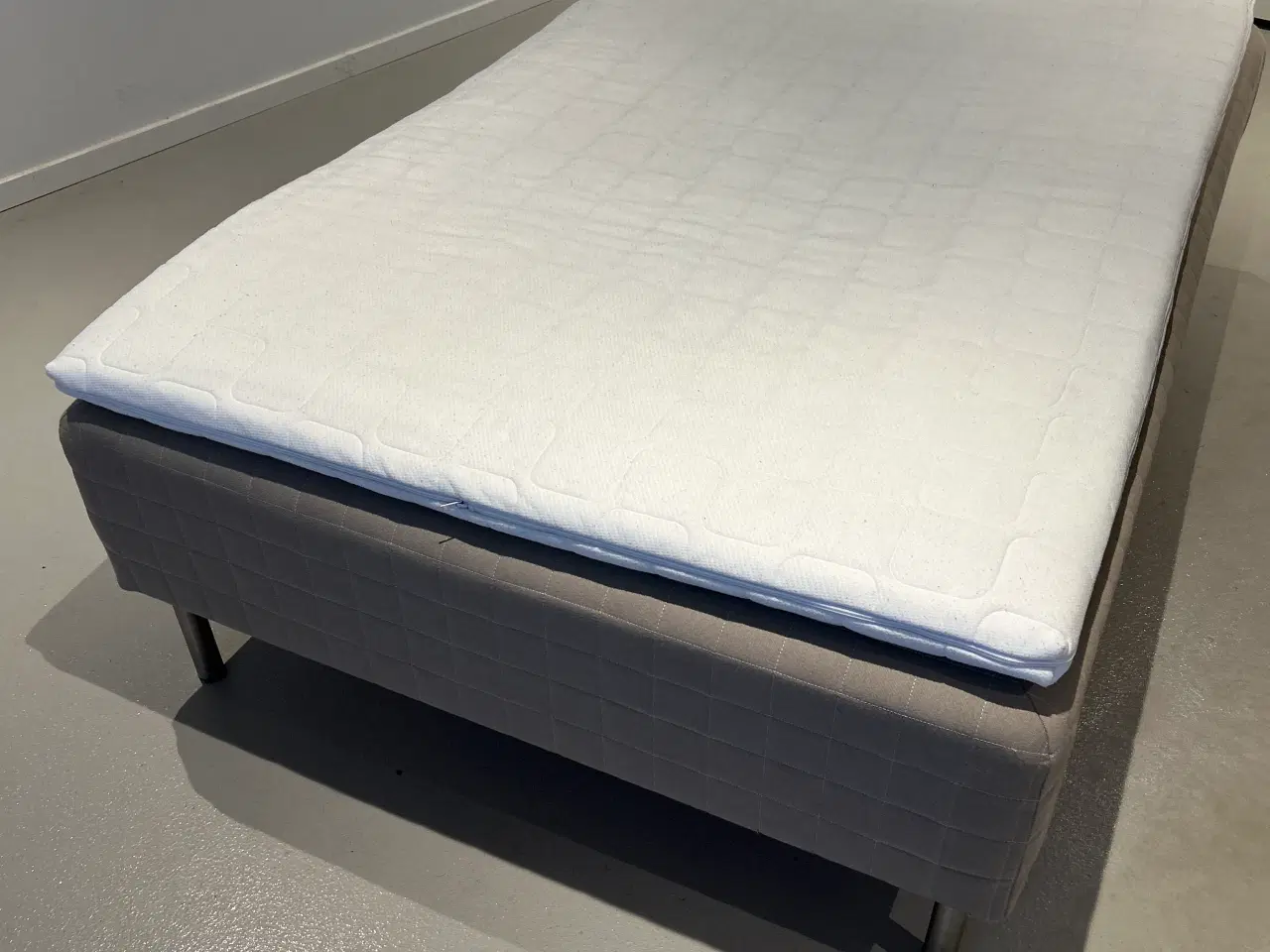 Billede 4 - SKÅRER seng fra IKEA med 7 cm. topmadras