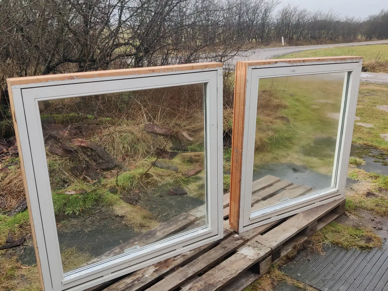 Billede 1 - 2 Stk. træ vinduer