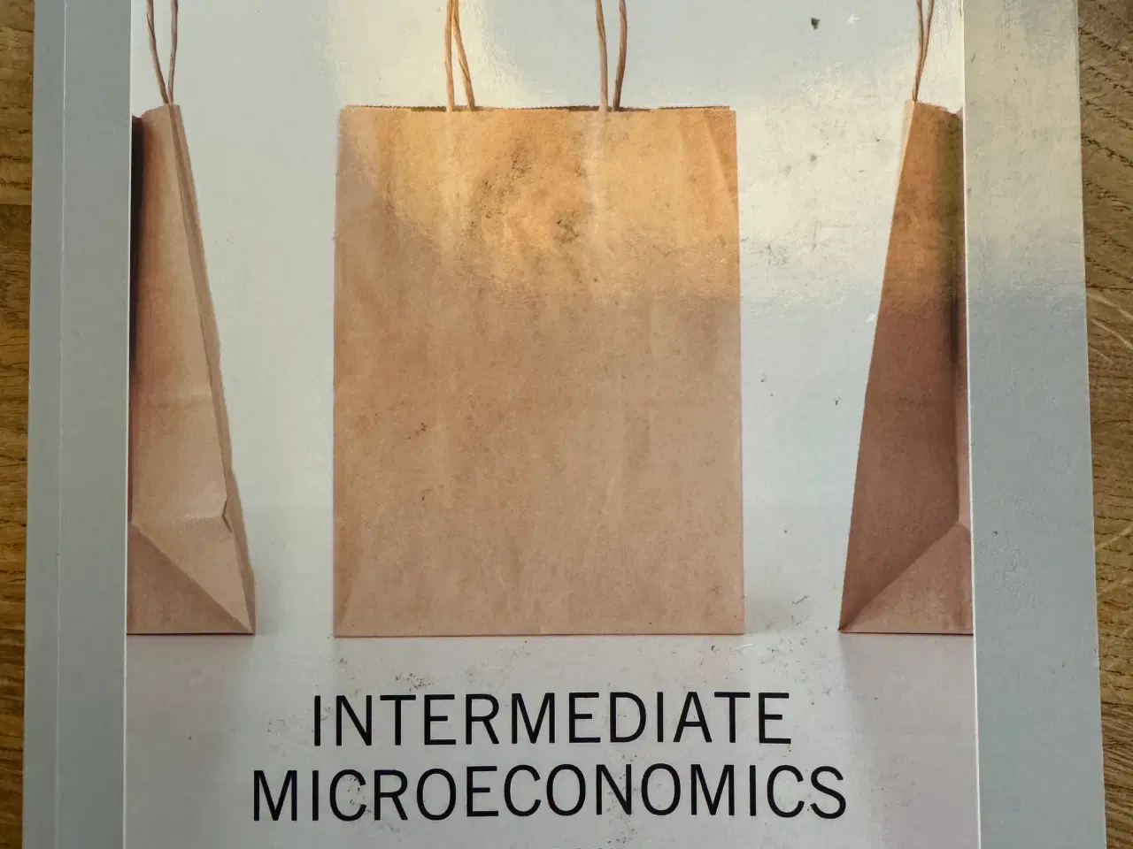 Billede 1 - Intermediate Microeconomics, 9 edt, Hal R.Varian