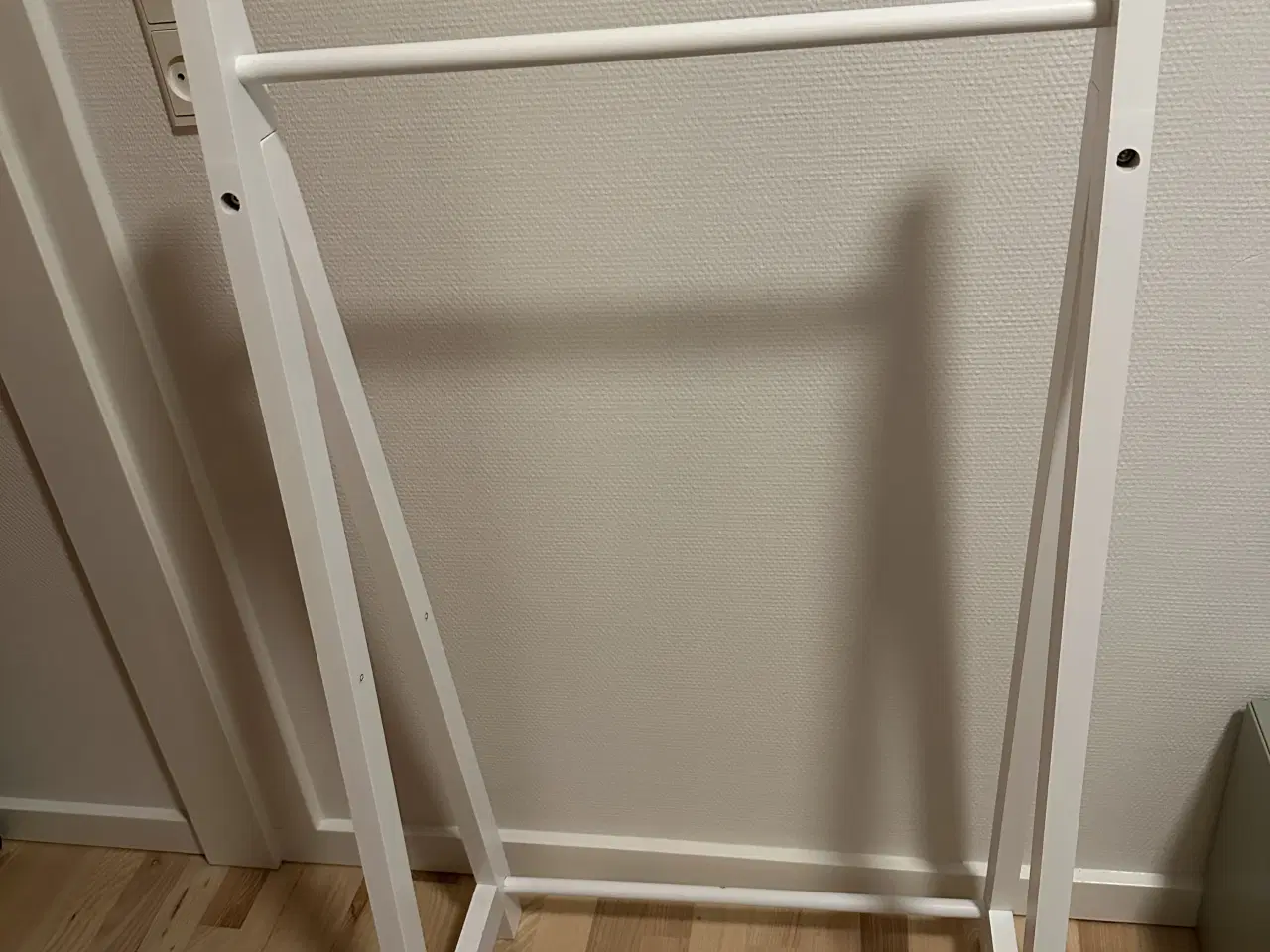 Billede 1 - Meget pæn og velholdt tøjstativ i hvid 