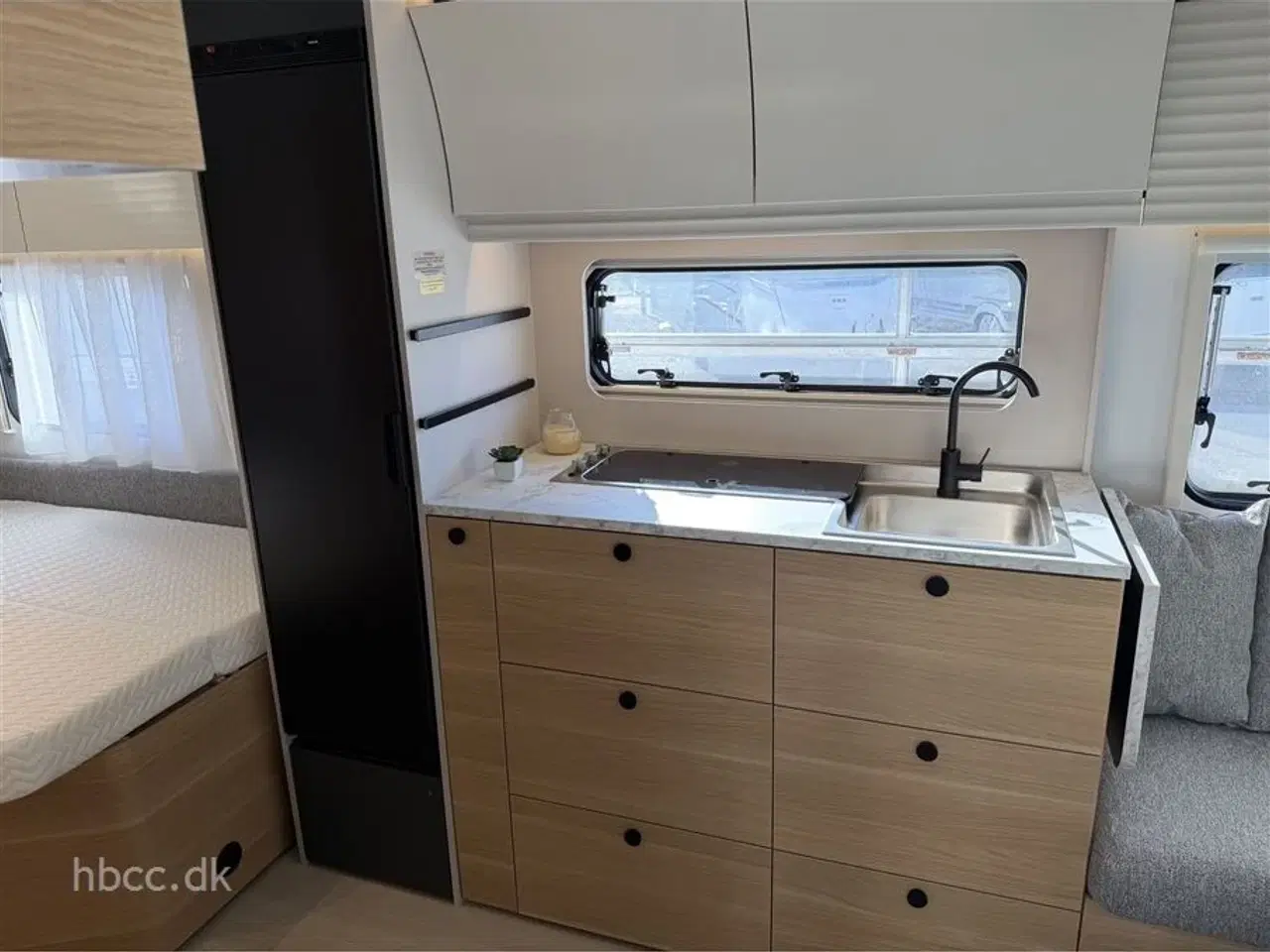 Billede 5 - 2026 - Adria Adora 522 UP   Adria Adora 522 UP – Komfortabel familievogn med dobbeltseng og rundsiddegruppe