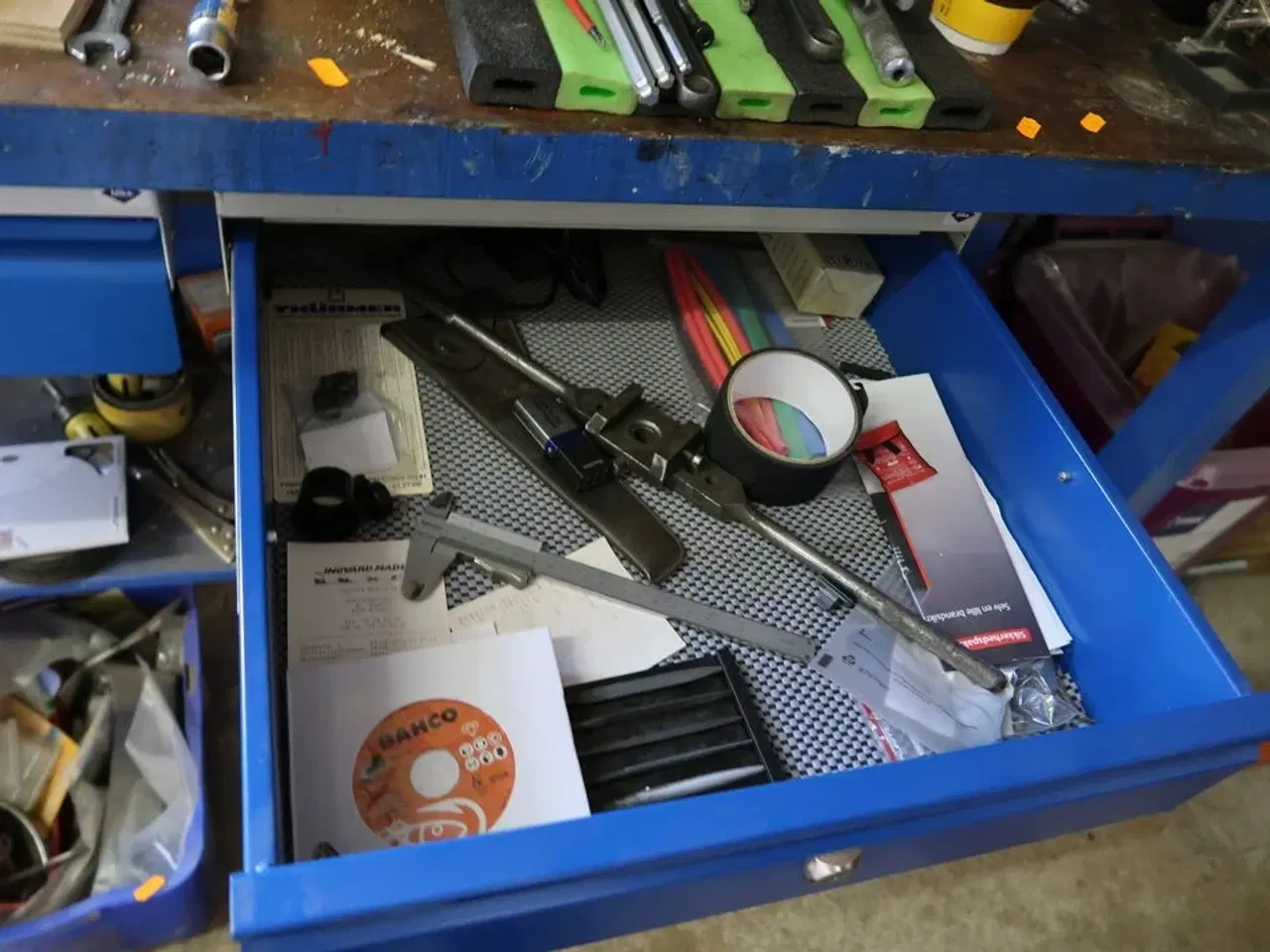 Billede 16 - Arbejdsbord med skruestik samt værktøjstavle med div. Værktøj
