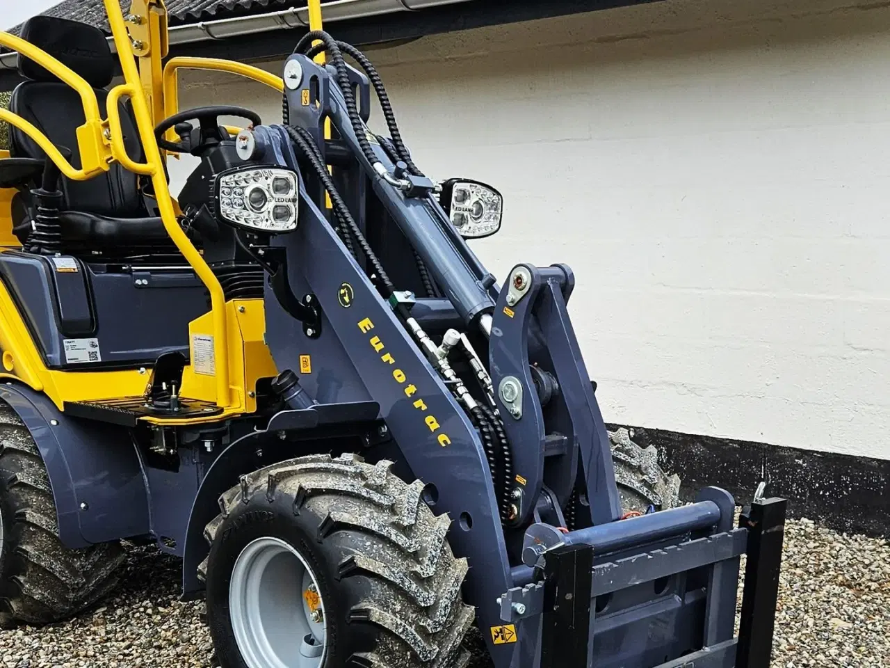 Billede 2 - Eurotrac W11 / fabriksny / skovl & gafler / Kubota motor