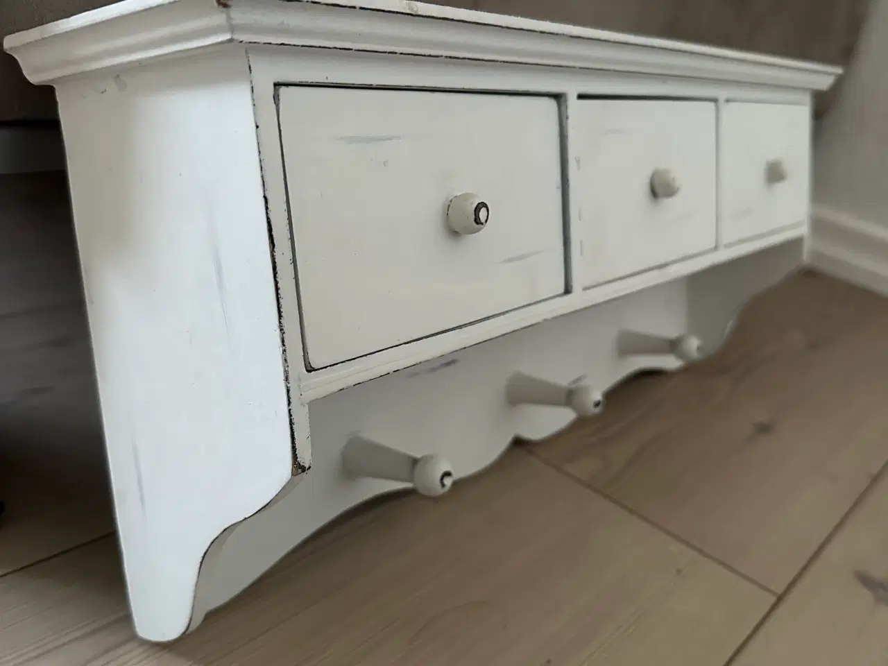 Billede 4 - Hylde med skuffer og knagerække 