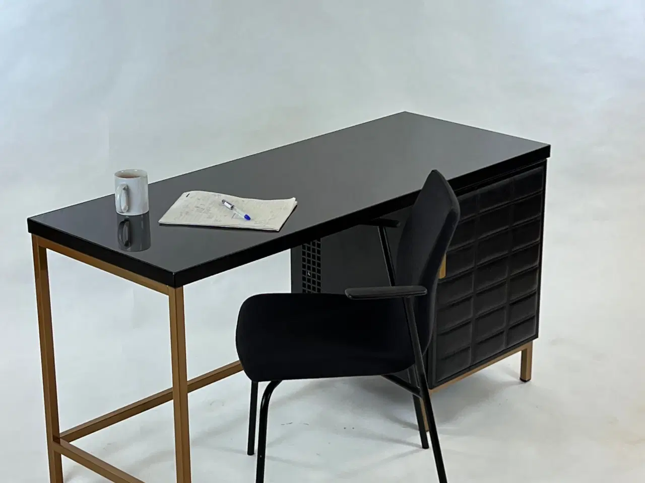 Billede 1 - Skrivebord med kabinet til Minibar