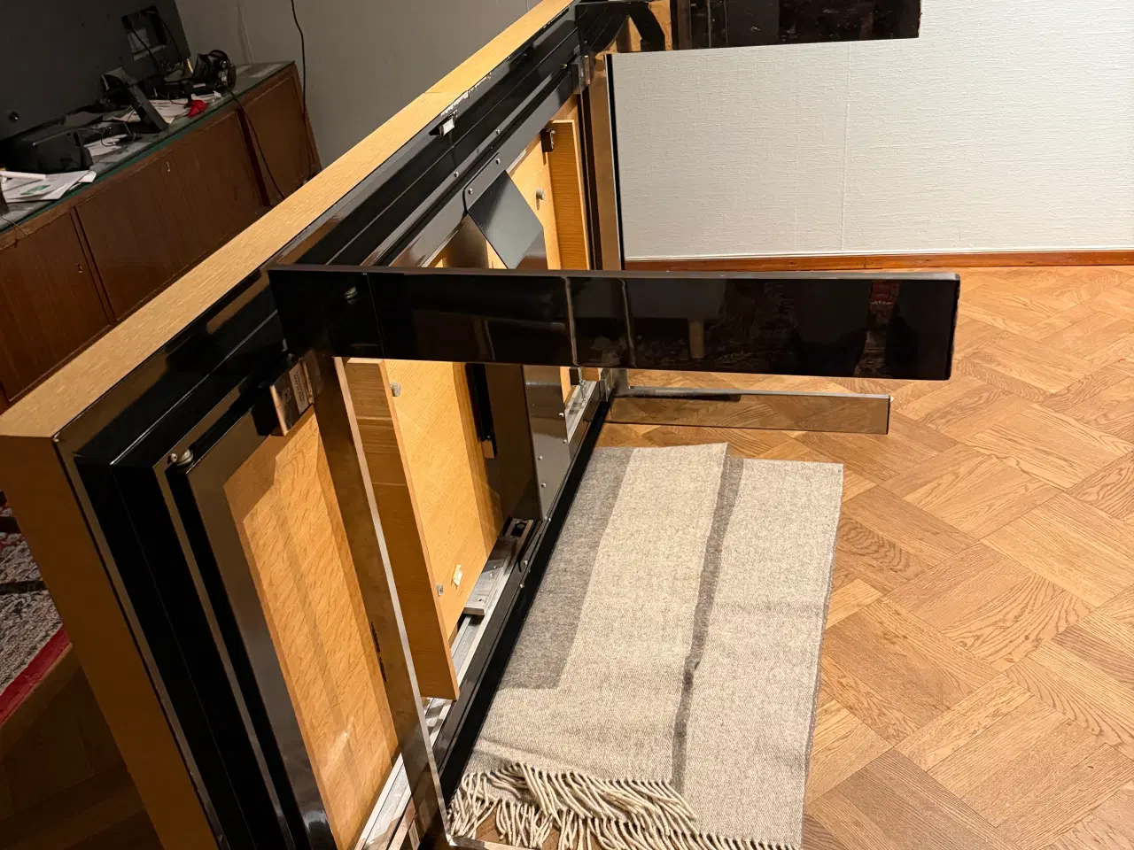 Billede 11 - Virkelig fedt solidt bord med udtræk Gives væk