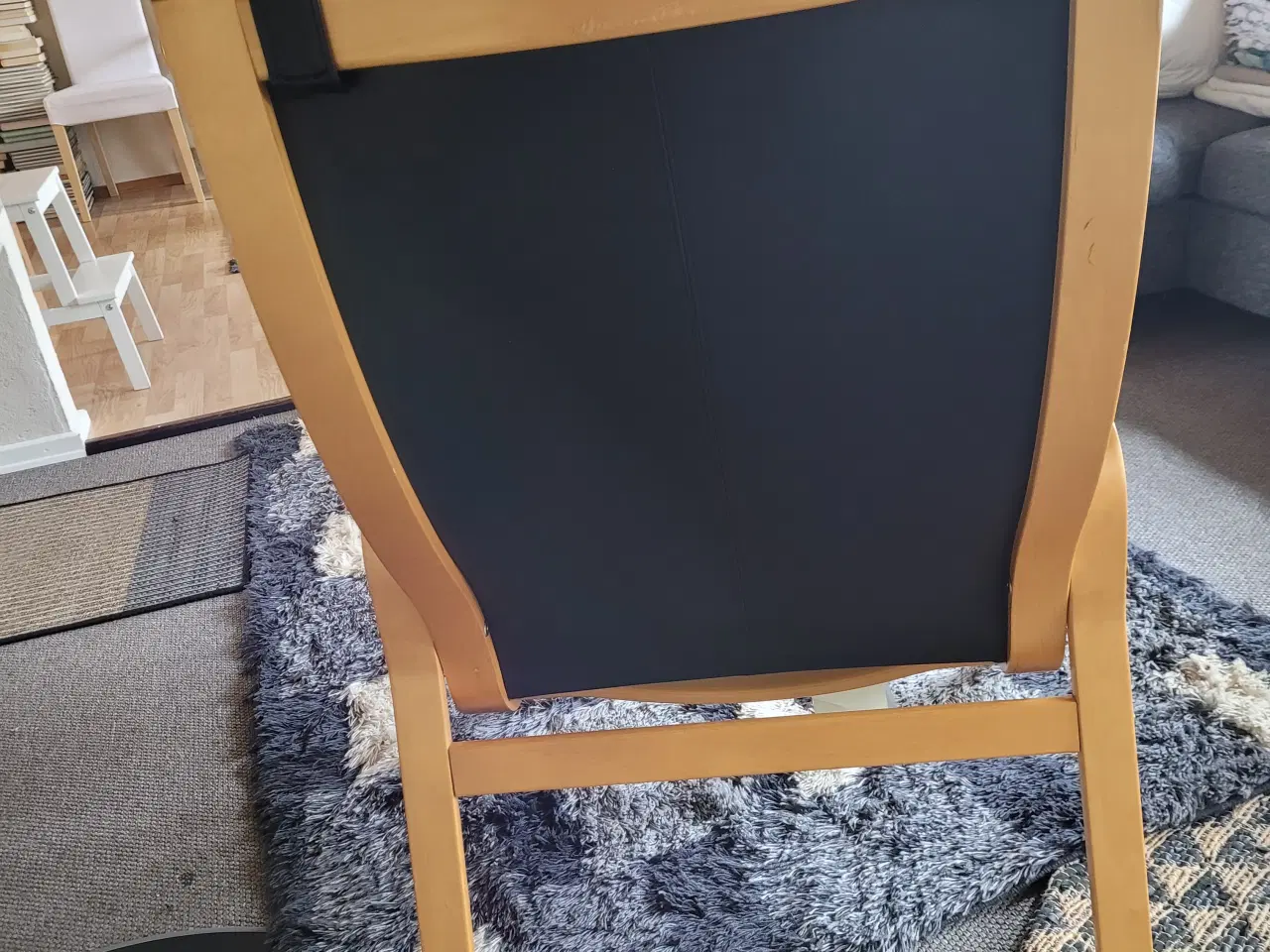 Billede 3 - Lænestol i sort læderlook, med bøgemeder