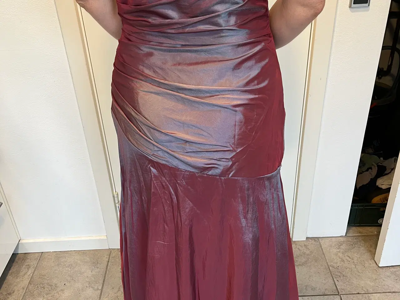 Billede 4 - Gallakjole med smukke detaljer, inkl sjal