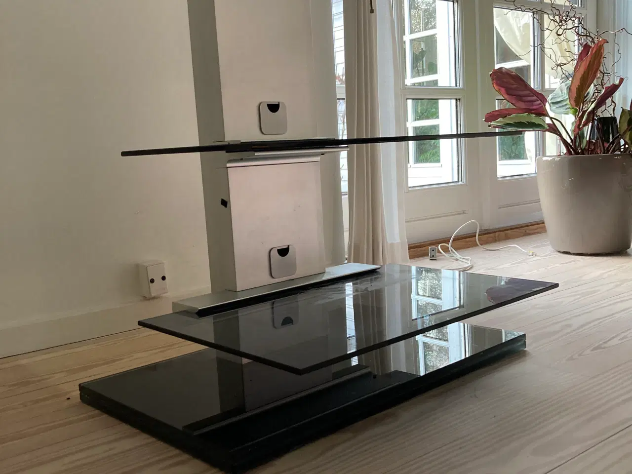 Billede 5 - Tv bord/stander med glasplader