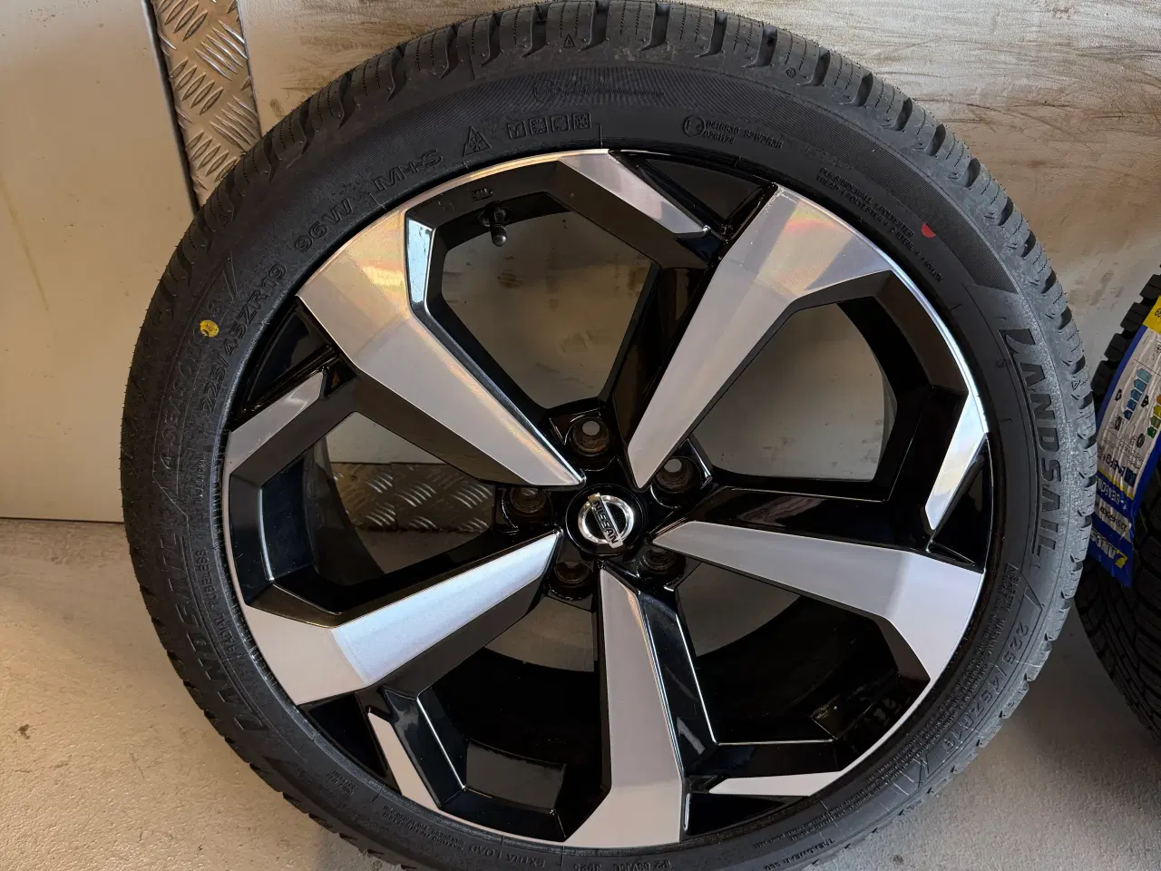 Billede 2 - Fine originale 19” Nissan alufælge med nye dæk
