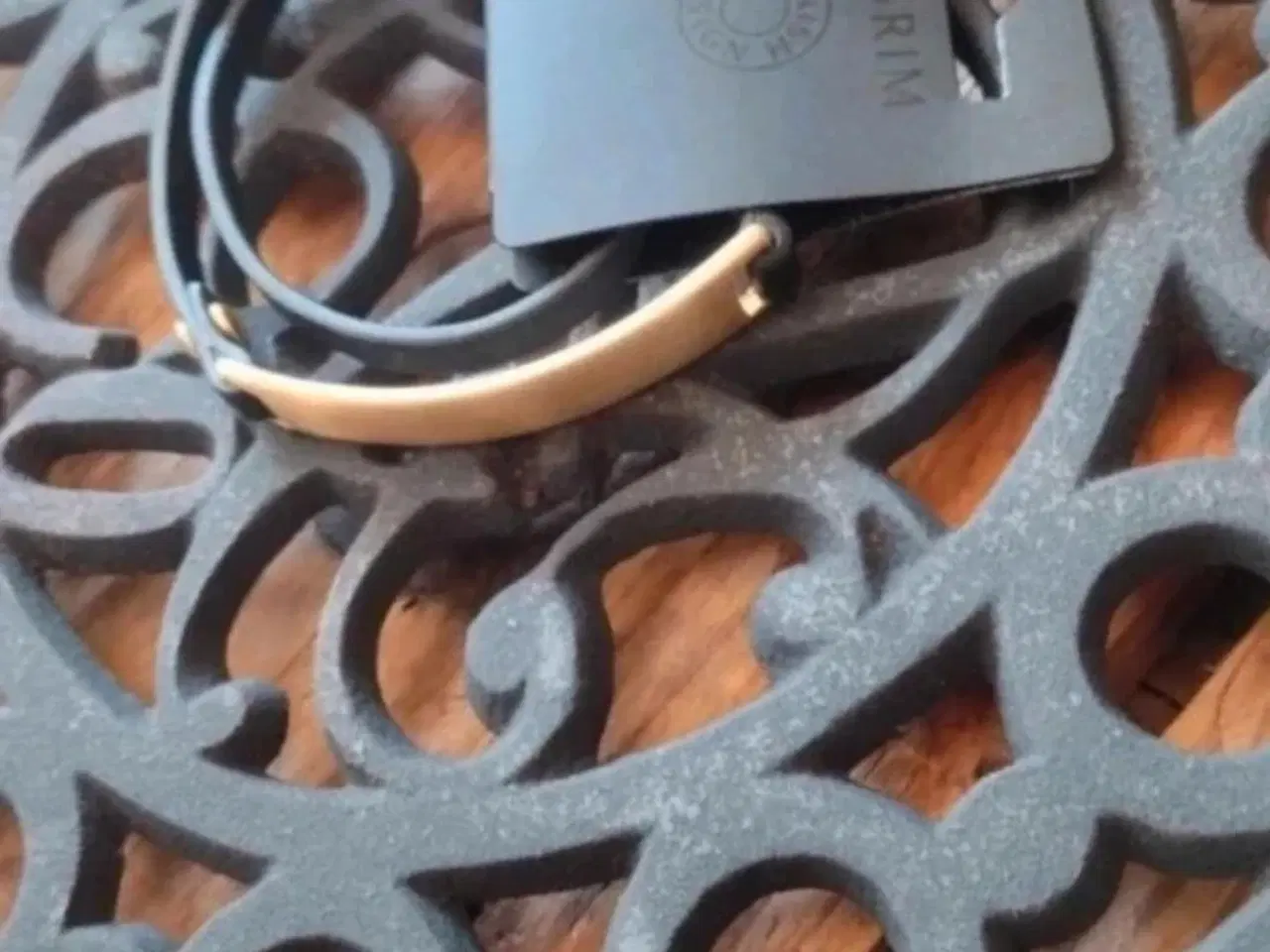 Billede 2 - Pilgrim Jewellery læder armbånd med messingplade