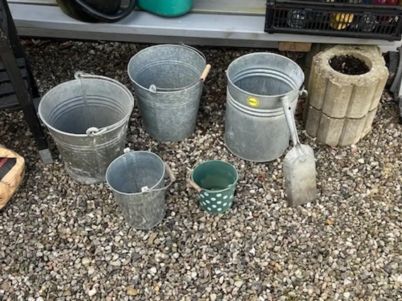 Billede 9 - Haveredskaber, lanterne, havebord, zinkspande m.m.
