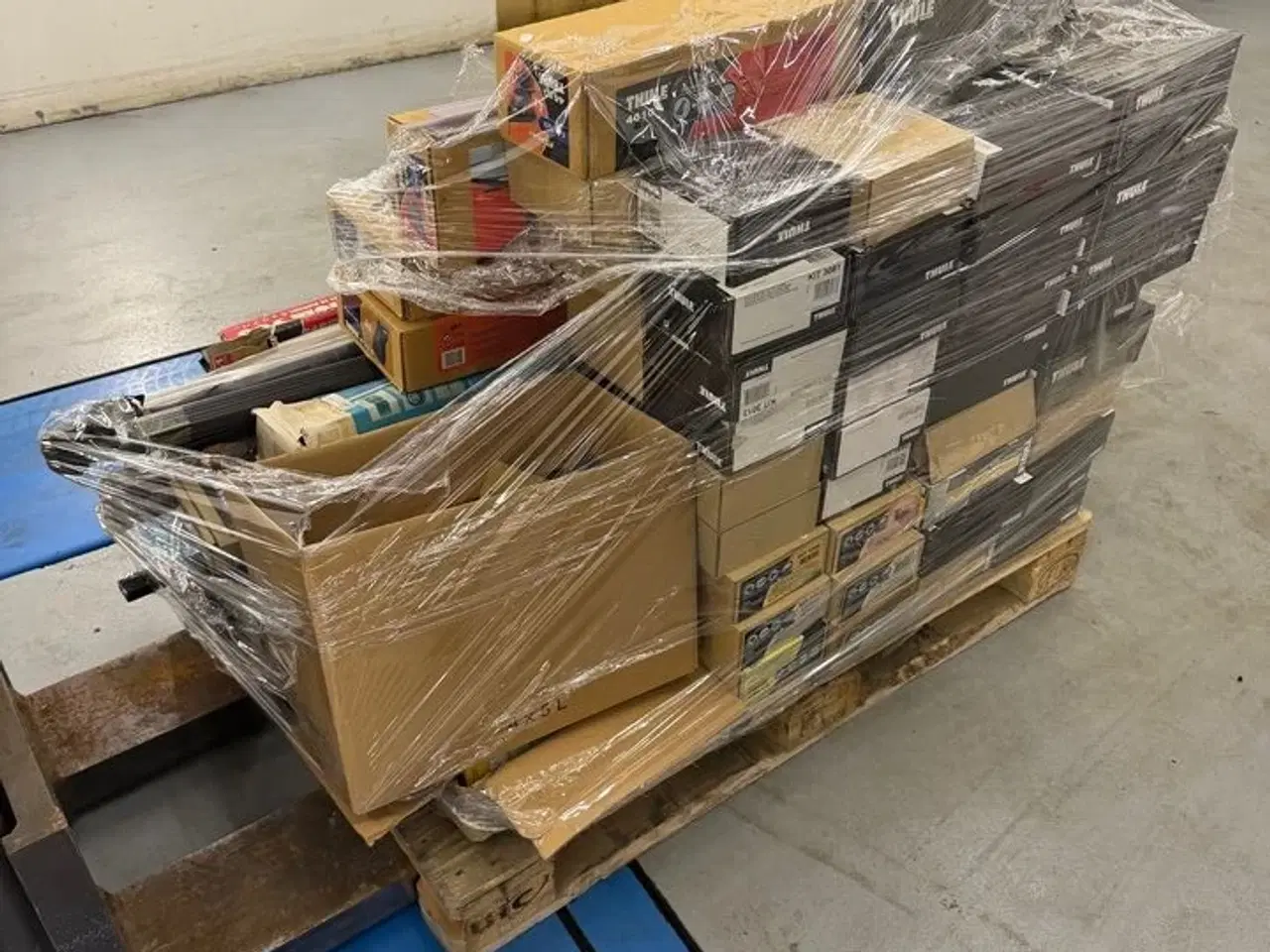 Billede 1 - Palle med Fodsæt & tagbøjler THULE - Cirka 100 stk. - Kostpris 9.000 kr. ex. moms