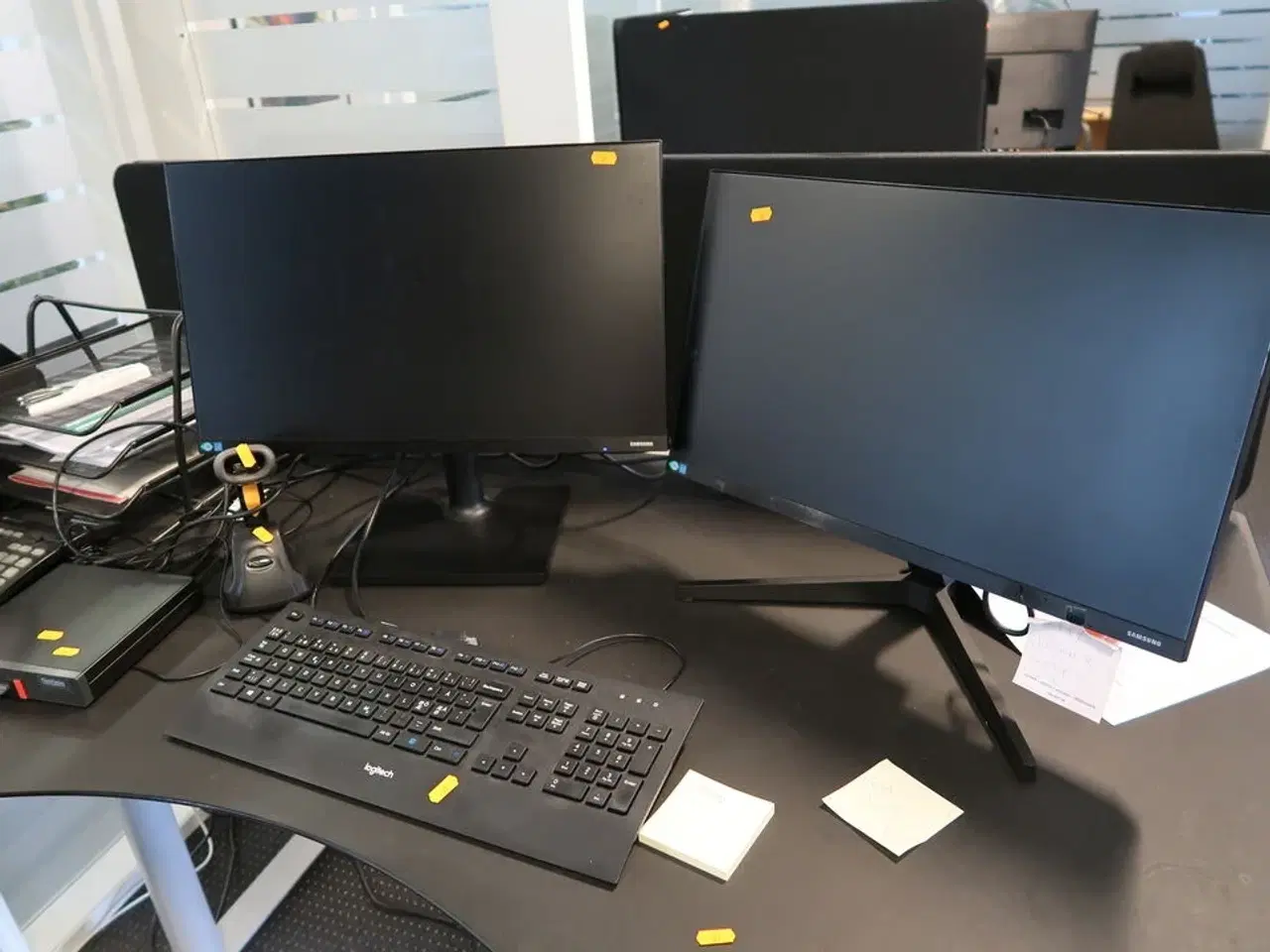 Billede 1 - 2 stk. computerskærme SAMSUNG F24T374FWR med tastatur