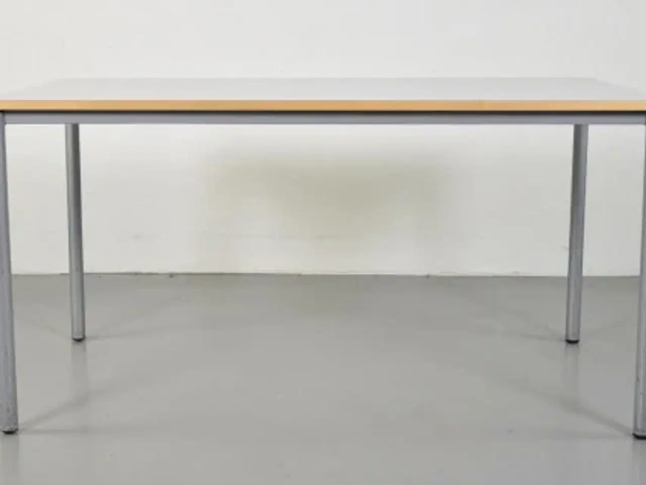 Billede 9 - Kantine-/mødebord med grå plade og alufarvet stel