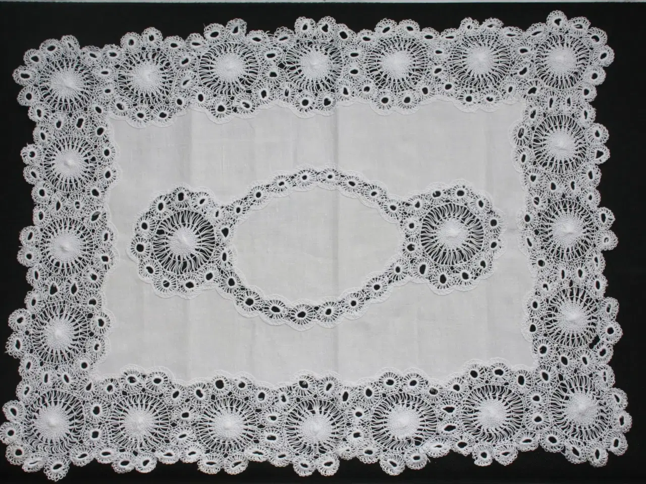 Billede 10 - Dug med gimpede blonder, 130 x 105 cm 