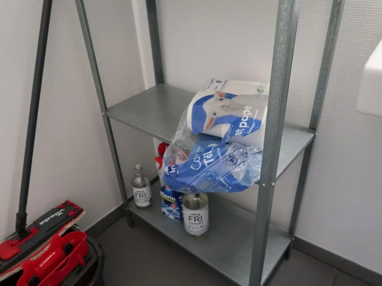 Billede 4 - Div. Rengøringsartikler samt reol med indhold