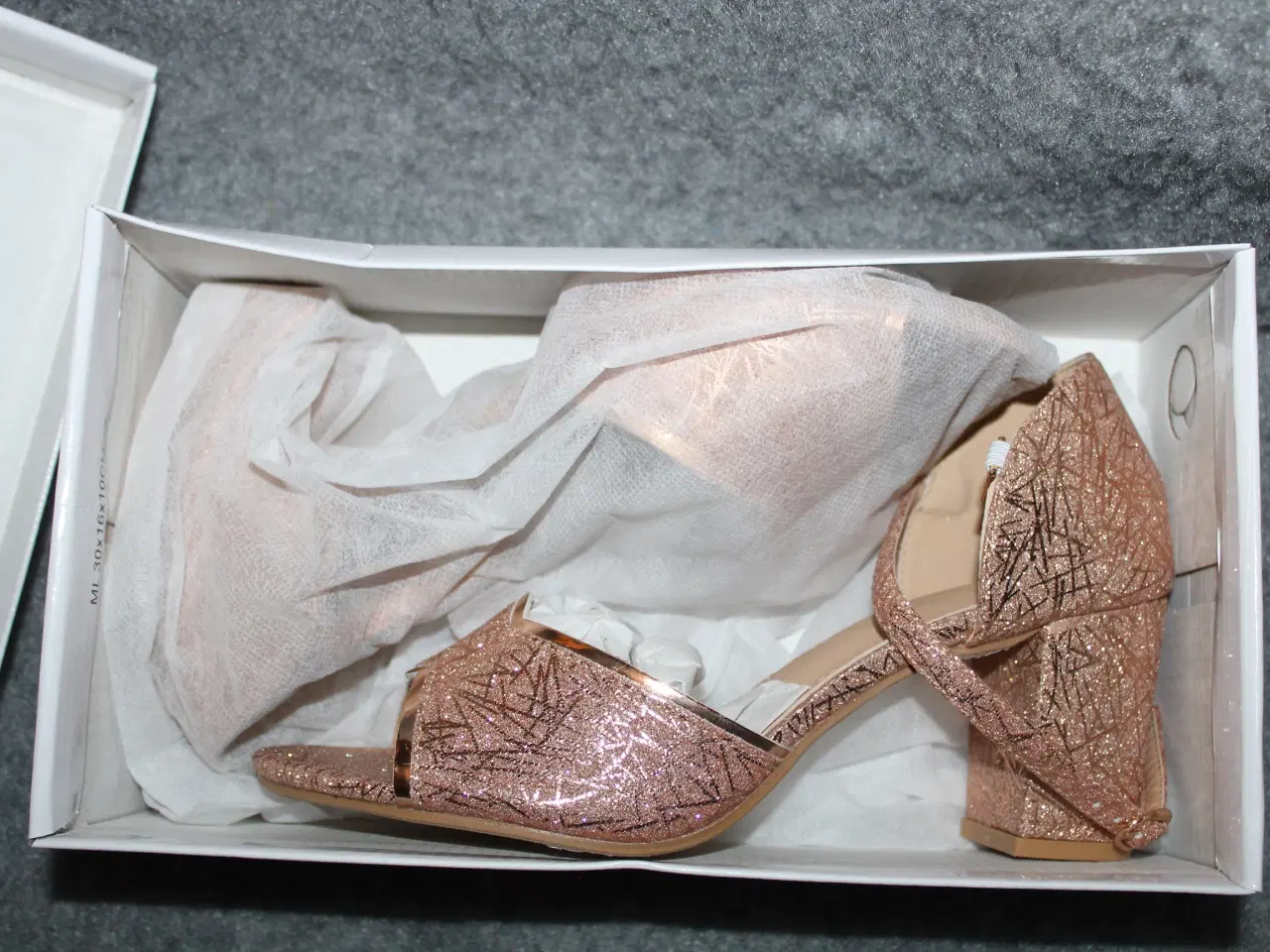 Billede 3 - Champagne farvet sandal med rem str. 39