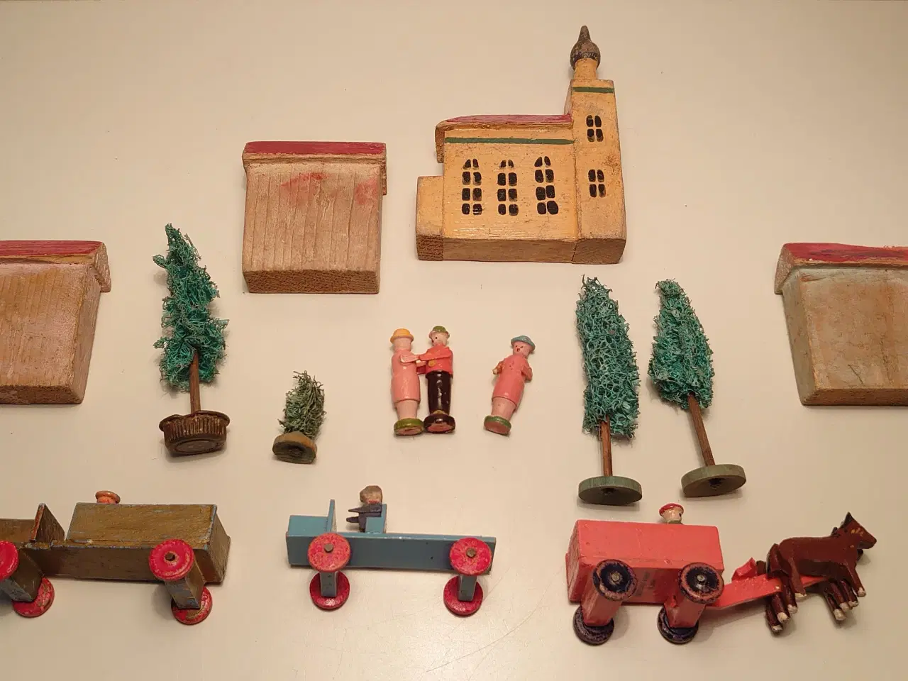 Billede 8 - Erzgebirge:Miniature by med køretøjer, figurer mm.