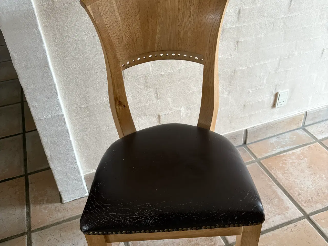 Billede 2 - Massivt Egetræ spisebord + stole