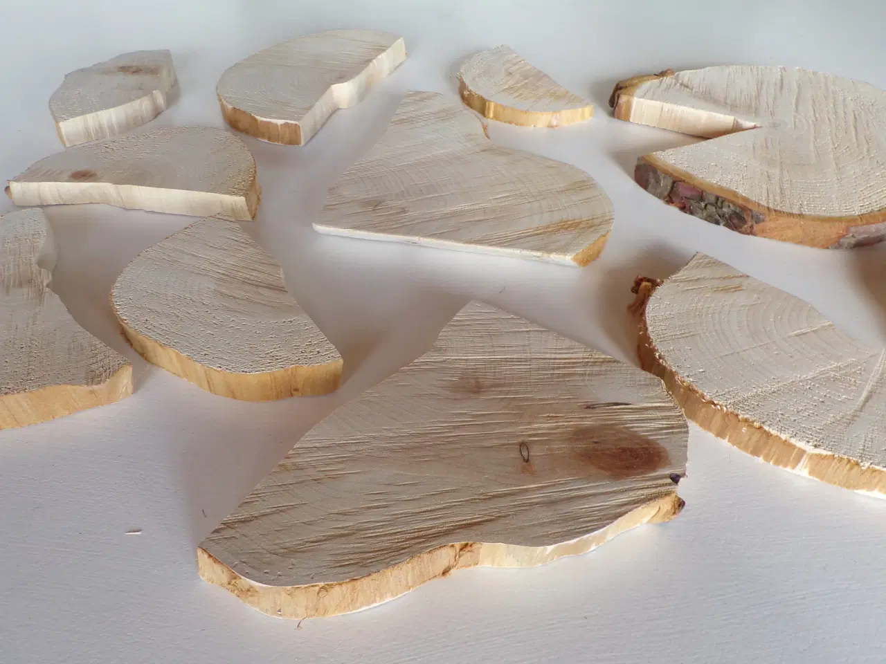 Billede 2 - 20 NYE assorterede Thuja Træskiver uden / med lidt
