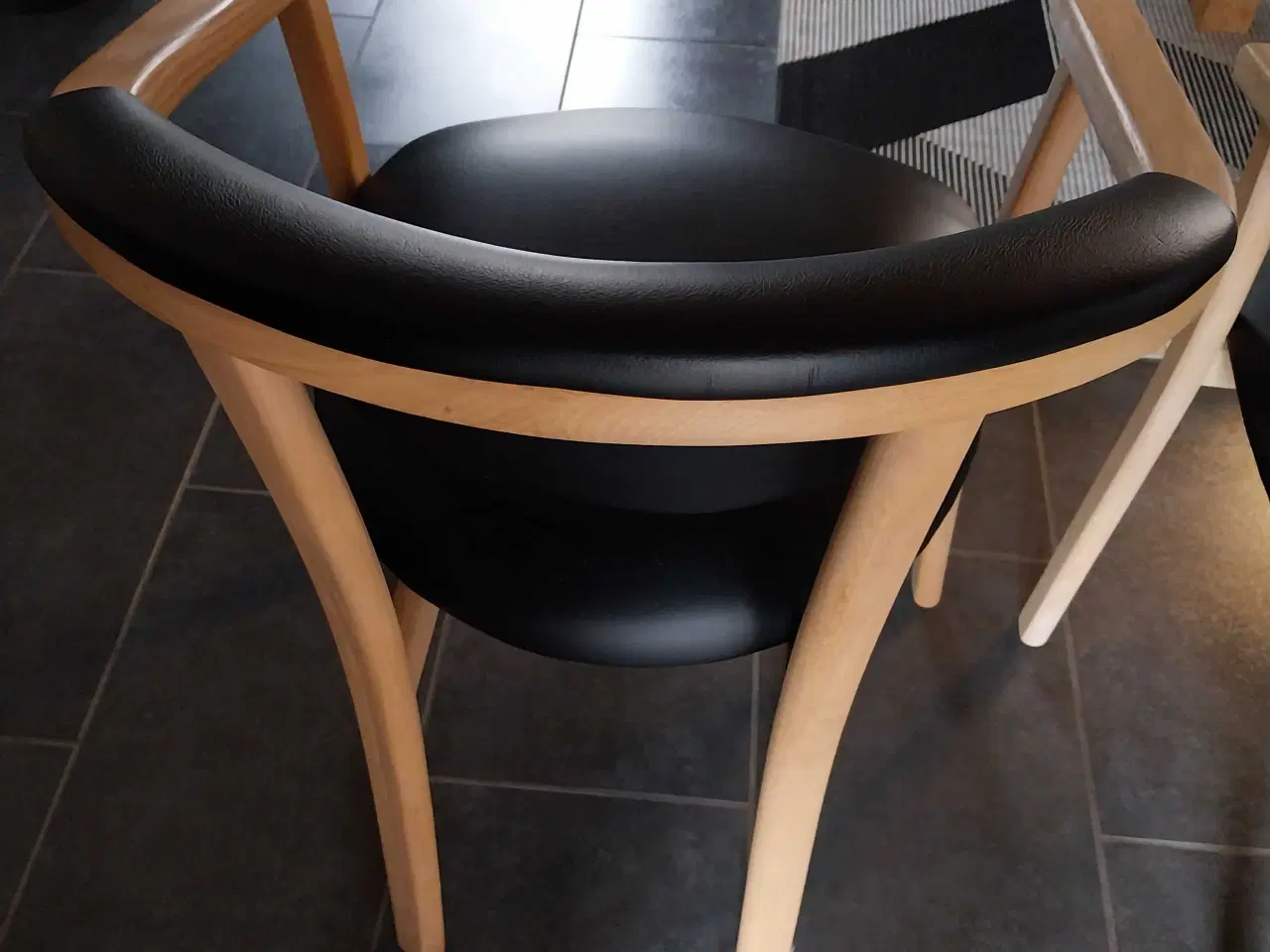 Billede 3 - Spisebordstole i lyst træ med armlæn