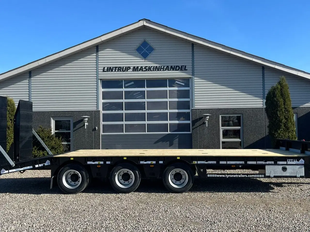 Billede 1 - Tyrone 27TLL . Affjedret træk og affjedret aksler. Med hydrauliske ramper og værktøjskasse