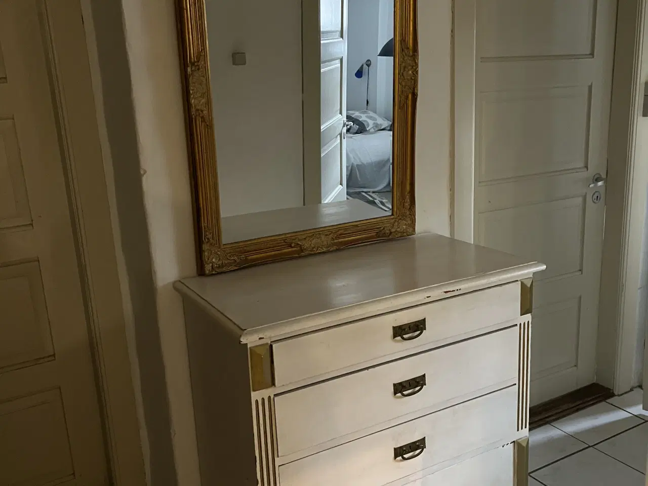 Billede 1 - Gammel kommode og tilhørende spej