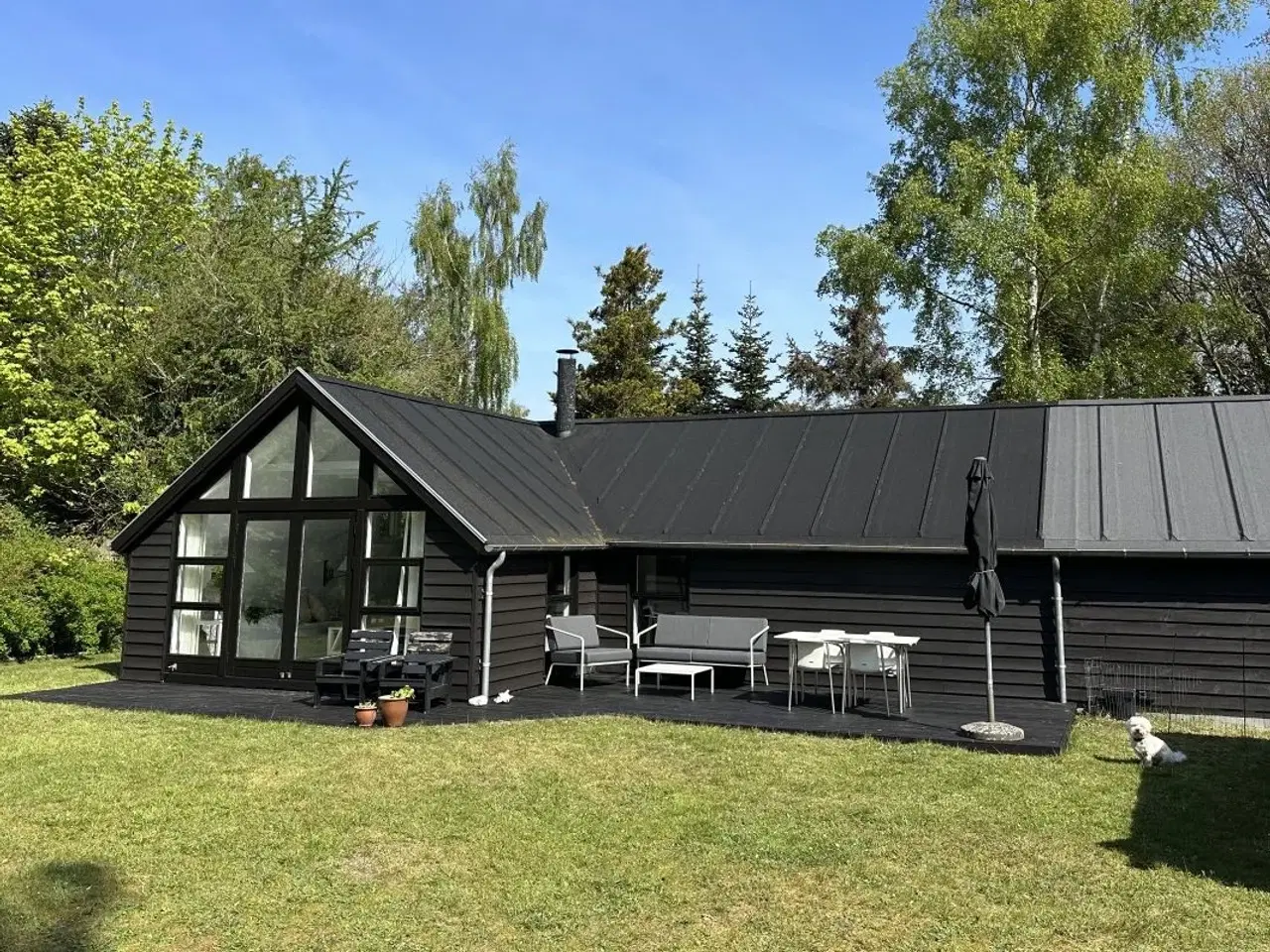 Billede 1 - Nyrenoveret sommerhus tæt på badestrand med plads til 8 personer.