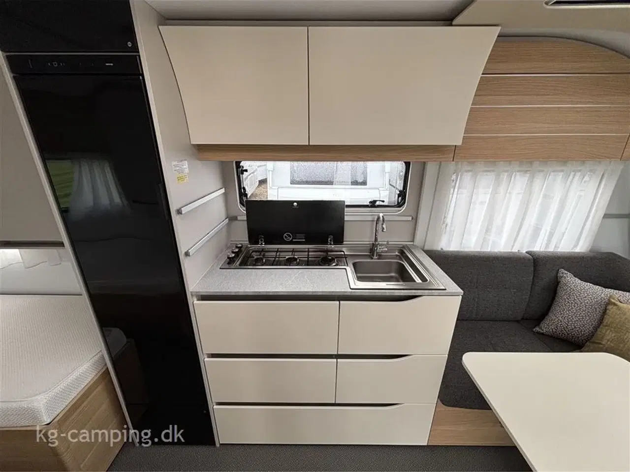 Billede 11 - 2021 - Adria Adora 572 UT Alde   Vognen fremtræder hysterisk velholdt og med lækkert udstyr.