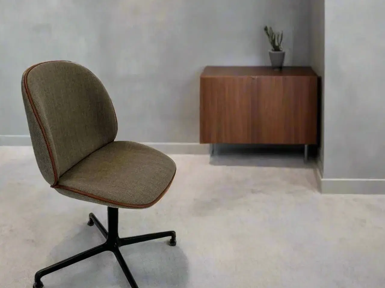 Billede 2 - GUBI | Beetle Meeting Chair (m. brun kant)