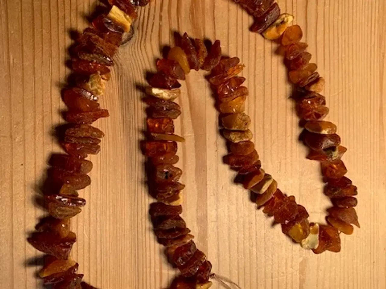 Billede 2 - Rå rav med hul til smykkefremstilling - kæde m.m. 