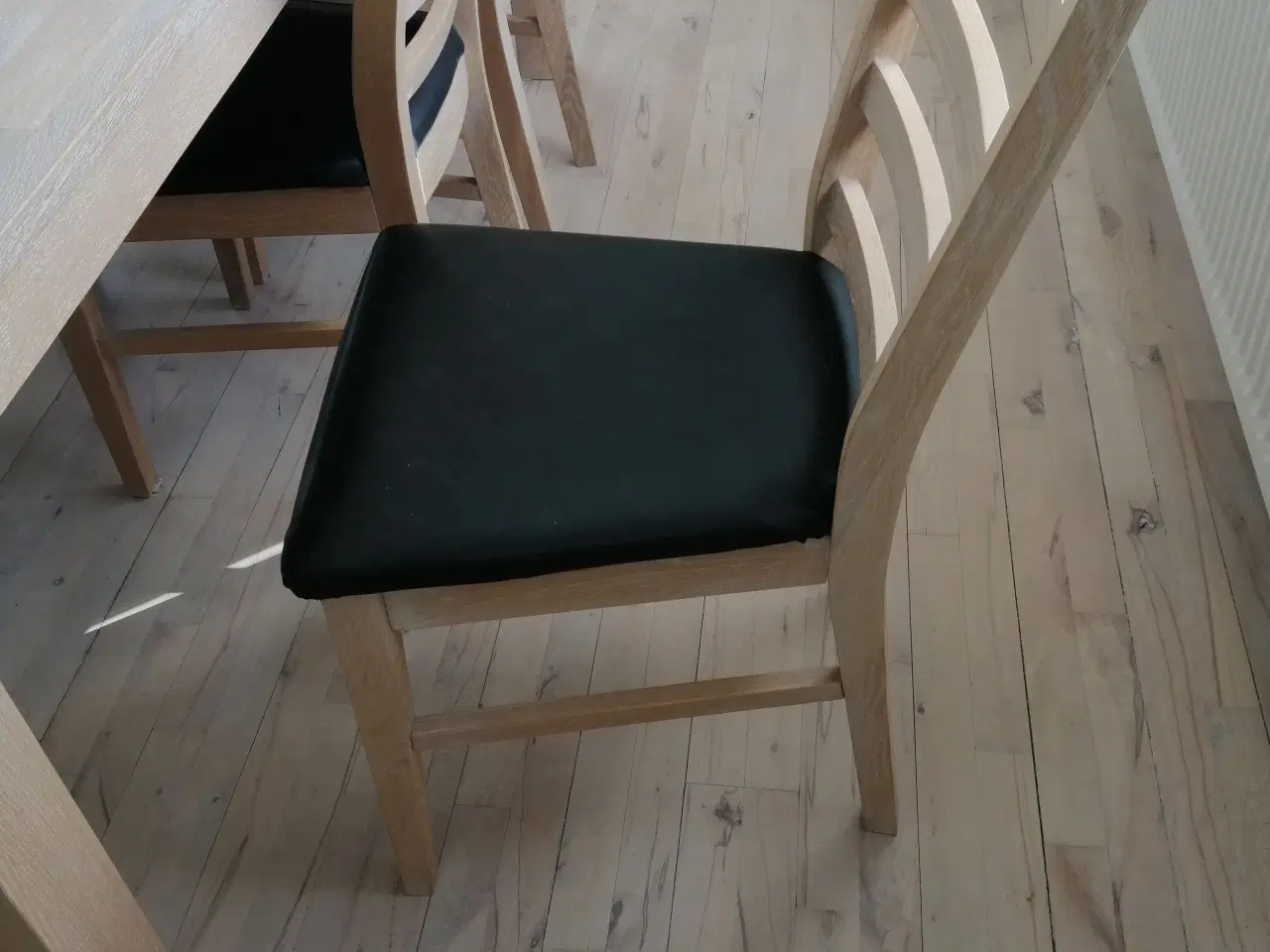 Billede 3 - Spisebord med 6 (8) stole