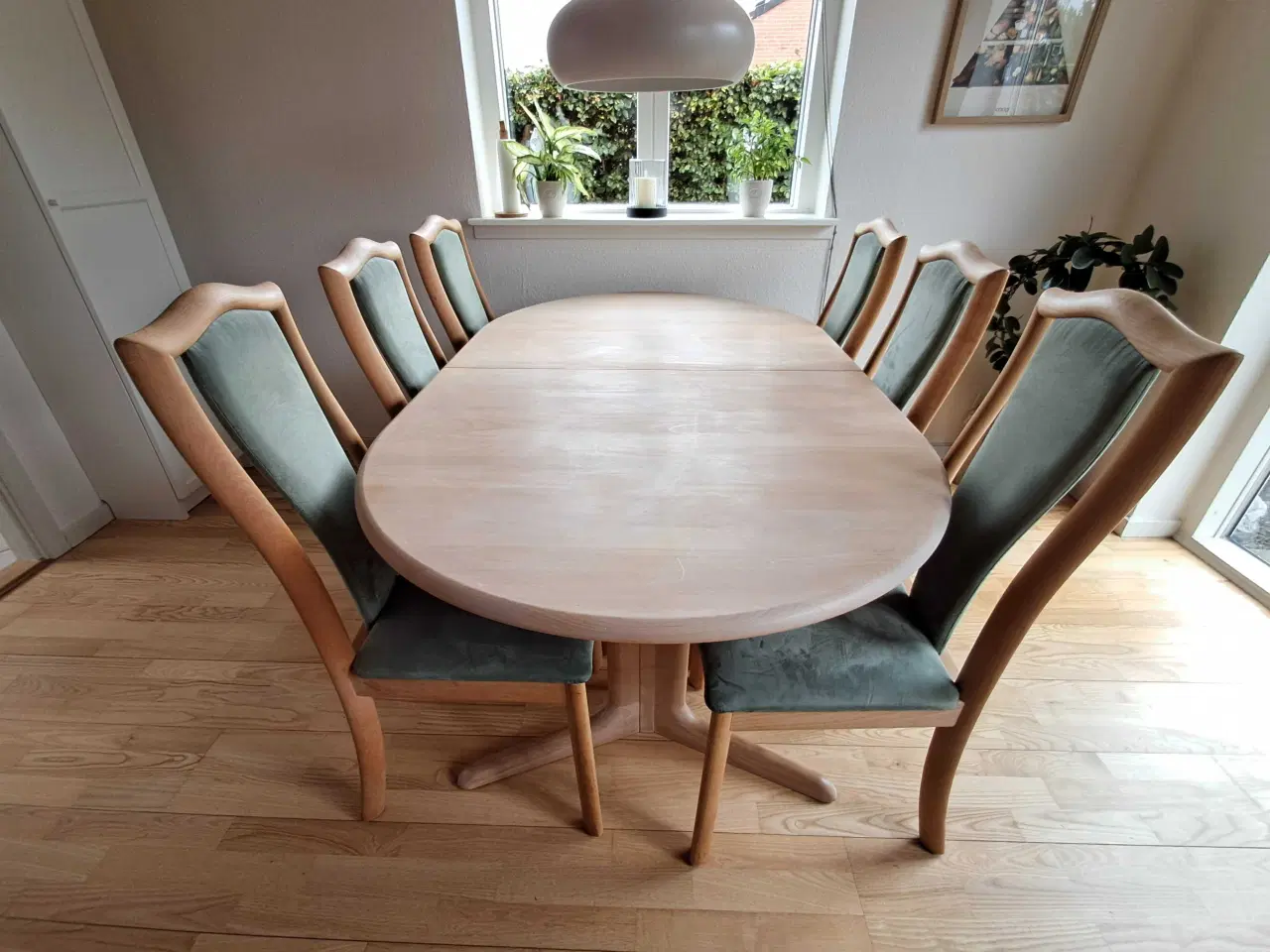 Billede 2 - Spisebord med 6 stole I sæbebehandlet bøg 