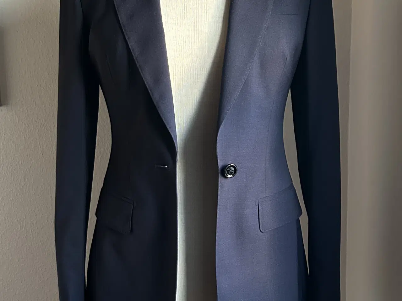 Billede 2 - Super flot jakkesæt til kvinder.